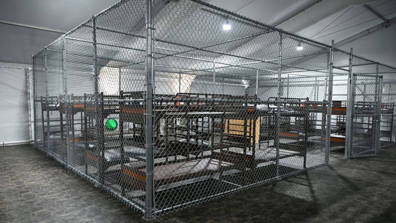 Comida con gusanos: nuevas denuncias de malas condiciones en polémico centro de detención en Florida