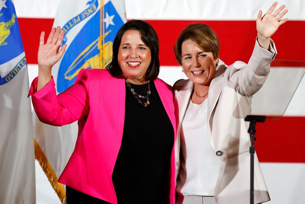 Estas elecciones de medio término han sorprendido porque a nivel de país no ha ocurrido la esperada 'ola roja' del partido republicano, y de hecho, se mantiene una ajustada pelea por el control del Senado. 
<b><a href="https://www.univision.com/noticias/politica/elecciones-en-eeuu-2022/resultados-elecciones-en-estados-unidos-2022-congreso-medio-termino">Sigue aquí los resultados electorales.</a></b> 
<br>
<br>Los demócratas han obtenido mejores resultados de lo que se esperaba y algunos de los candidatos de Trump que apoyaban sus teorías del fraude electoral han perdido gobernaciones. 
<br>
<br>Pero también ha habido mujeres de ambos partidos que han ganado terreno en esta elección y han ocupado escaños del Congreso, cargos estatales o, sobre todo, se han convertido en gobernadoras por primera vez en sus respectivos estados. También lo han hecho políticos de origen inmigrante, negros o miembros de la comunidad LGBTIQ+ . 
<br>
<br>Estos 15 candidatos han hecho historia en estas elecciones de EEUU 2022: