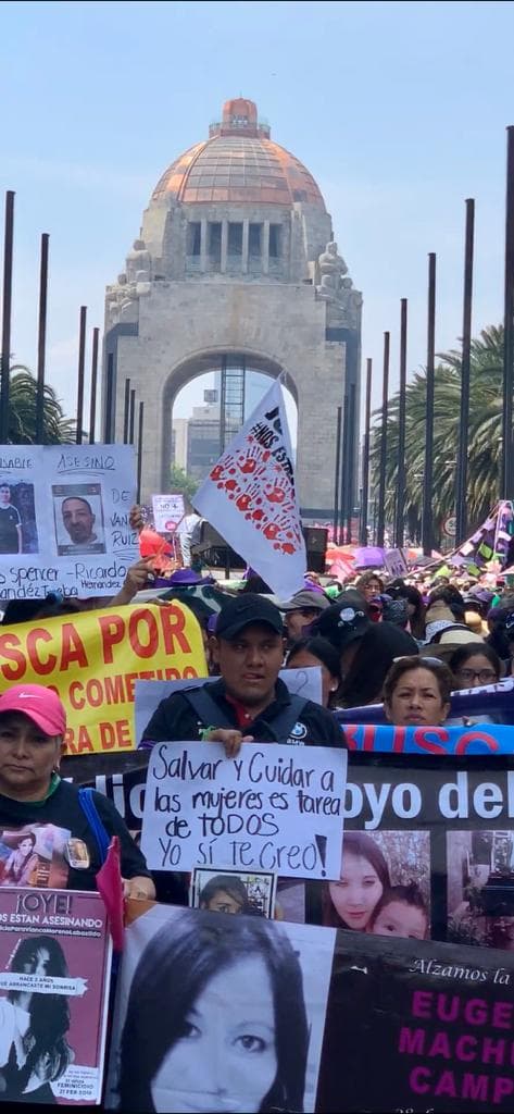Entre las pintas se leían nombres de víctimas de feminicidios en México.