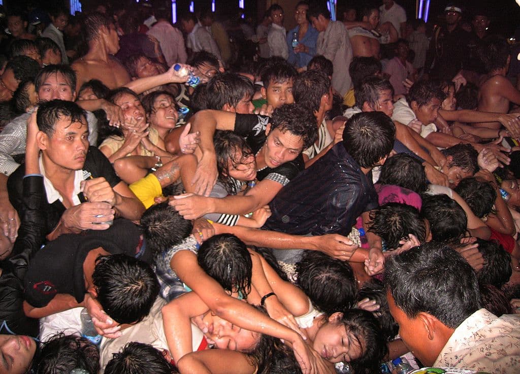 Dos millones de personas asistieron a la celebración ese año y muchas quedaron atrapadas en un puente que conecta la ciudad con la isla de Koh Pich, dejando 456 muertos y 755 heridos. En la foto se aprecia una multitud apretada de personas pidiendo ayuda, algunas ya inconscientes.