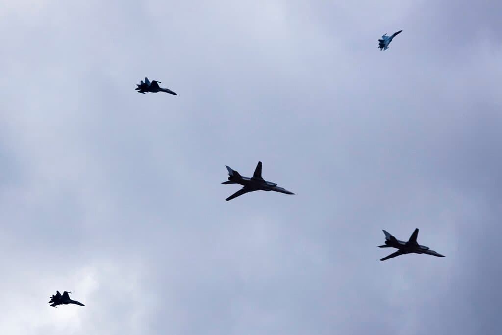 En la imagen se aprecian dos 
<b>bombarderos Tu-22M3</b> escortados por dos cazas Su-35 rusos, como parte de los ejercicios.
