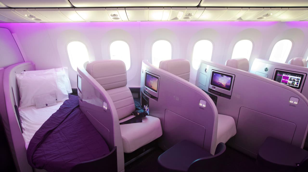<b>Puesto 20. Air New Zealand</b>
<br>
<br>Es la aerolínea bandera de Nueva Zelanda y se destacó en la atención del personal de cabina. En esta categoría obtuvo el puesto 17 entre 
<a href="https://www.worldairlineawards.com/award-winners-for-2021/"><u>las 100 mejores aerolíneas del mundo calificadas por Skytrax</u></a>.
<br>
<br>Desde 1999, este premio reconoce a las mejores compañías de transporte aéreo a partir de las opiniones de los pasajeros. Evalúan la atención en aeropuertos y aviones, tiempos de espera y la comodidad de los asientos, entre otros detalles de la experiencia de viaje.