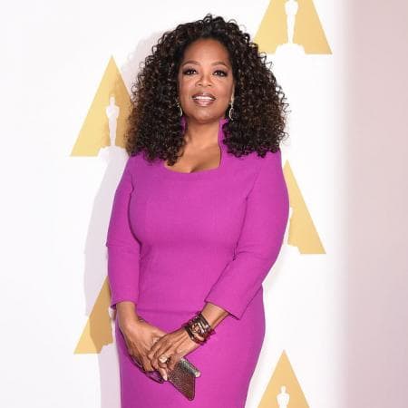 Oprah Winfrey tuvo una infancia difícil, su abuela le hacía vestidos con telas de sacos de papas y era muy pobre.