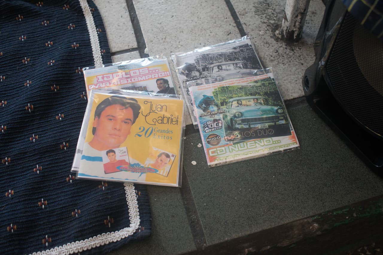 Medio dólar por cada disco compacto con la música del Divo de Juárez.