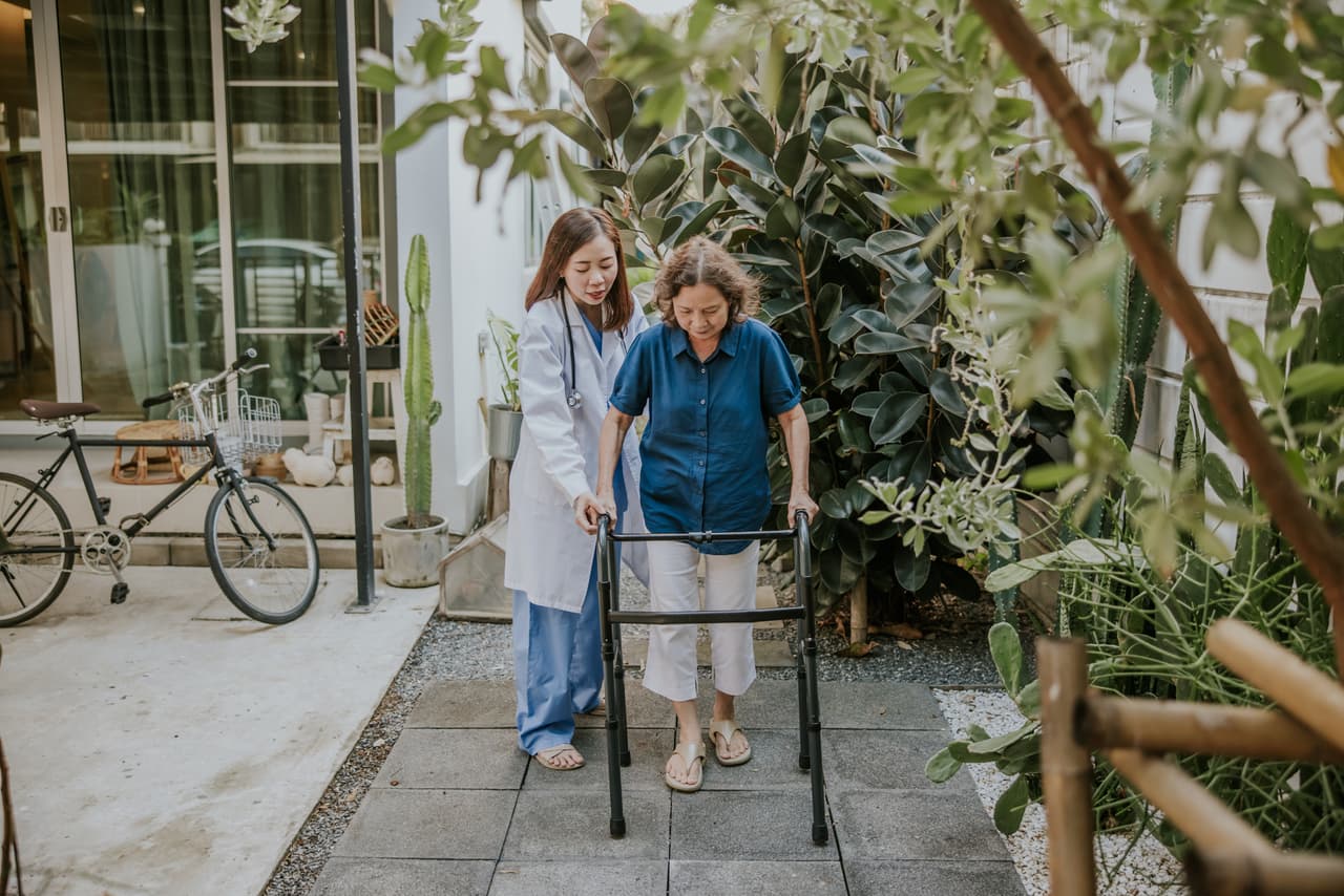 <h2 class="cms-H2-H2">1. Cuidado personal en el hogar para personas mayores o con necesidades especiales</h2>
<br>
<br>➡️ 
<b>Expectativa de crecimiento en la demanda: </b>25%
<br>
<br>➡️ 
<b>Salario promedio:</b> $27,280
<br>
<br>El primer puesto lo ocupa un oficio que no requiere un grado universitario y que, de acuerdo con la Oficina de Estadísticas de Trabajo, ofrece también un crecimiento sostenido durante la próxima década. Es posible hallar cursos en línea para el cuidado de personas mayores o con necesidades especiales, y puede ser un estupendo primer paso hacia una carrera que ofrezca un mayor sueldo, como practicante de enfermería. 
<br>