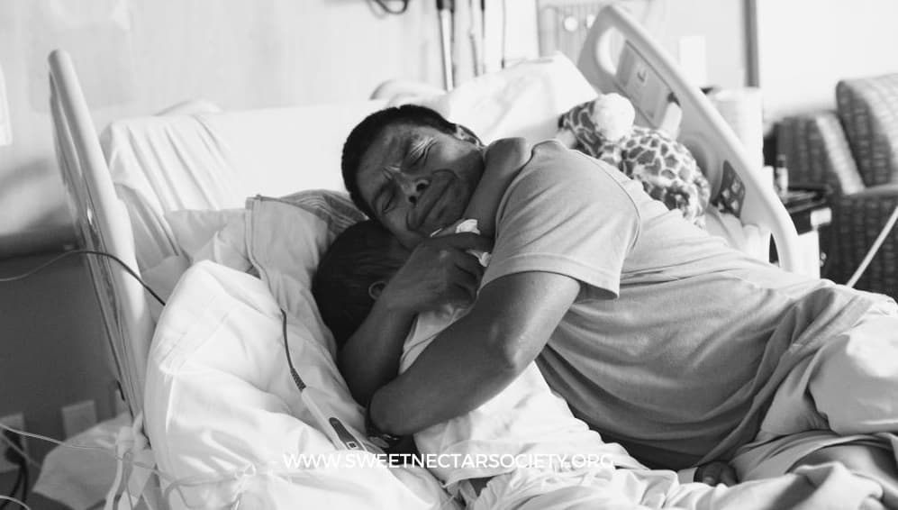 Adrián Gómez abraza a su hijo Hugo, poco antes de que muriera por cáncer de riñón.