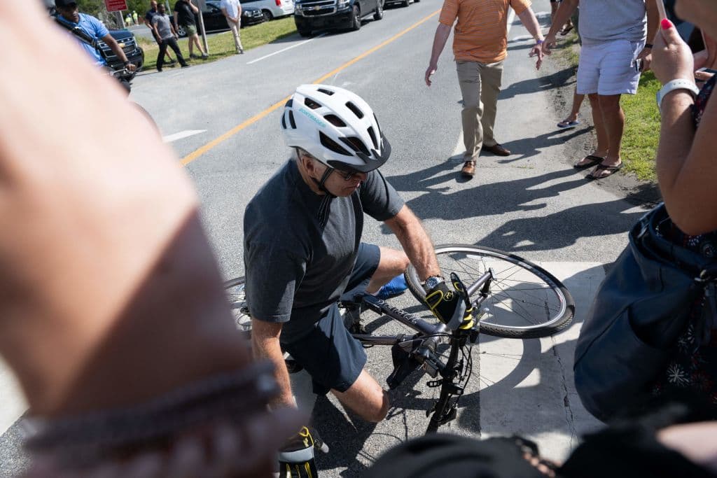 Pero él mismo, se puso de pie y enderezó su bicicleta.