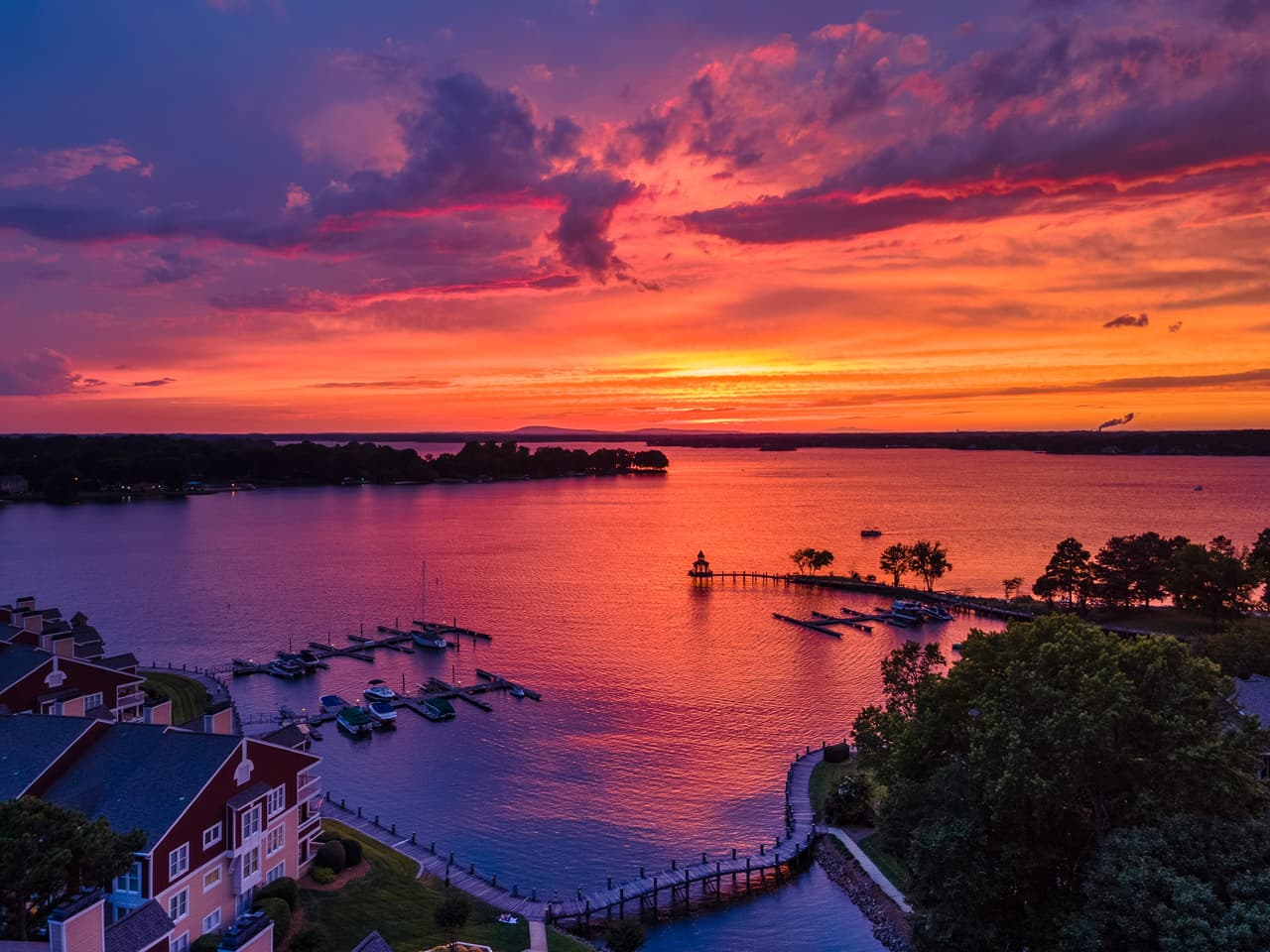 <b>Lake Norman</b>
<br>
<b>Sitio web</b>: 
<a href="https://www.ncparks.gov/state-parks/lake-norman-state-park">https://www.ncparks.gov/state-parks/lake-norman-state-park</a> 
<br>
<b><a href="https://maps.app.goo.gl/eMgGbPFas1LDWLnd7">Cómo llegar</a> </b>
<br>
<br>Lake Norman es uno de los lagos más grandes del estado y considerado como un paraíso para paseos en bote, motos acuáticas y esquí acuático.