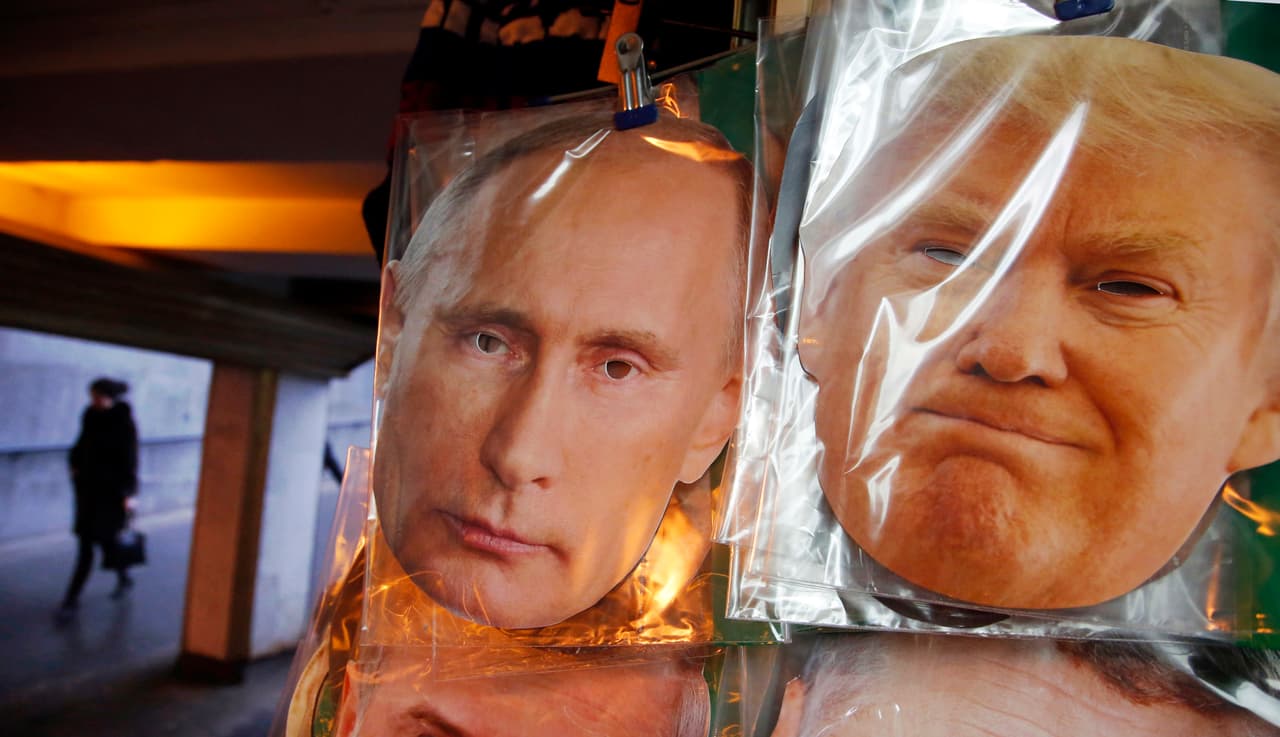 SAN PETERSBURGO, RUSIA.- 
<b>Máscaras. </b>Caras de
<b> </b>Putin y Trump en una tienda de souvenirs de la ciudad.