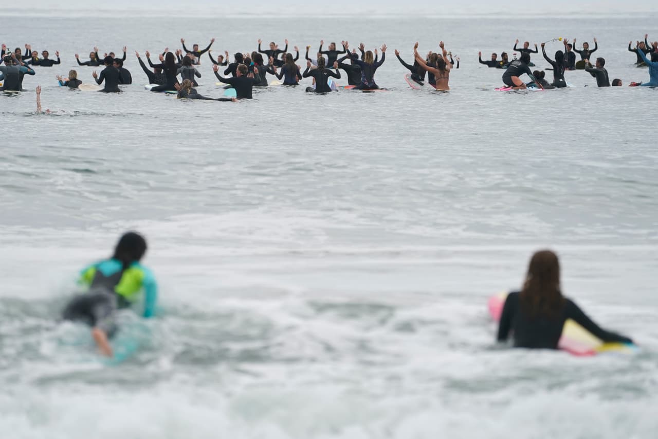 La manifestación en el mar se realizó el viernes 5 de junio y participaron cientos de surfistas de la región.