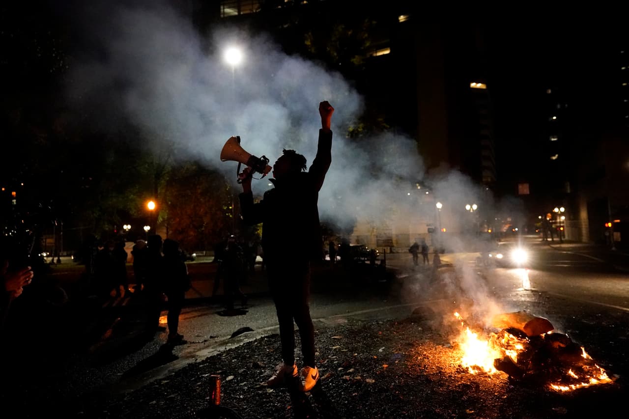 Un grupo de manifestantes se reunió en las calles de Portland, Oregon, donde este año las protestas raciales han sido intensas.