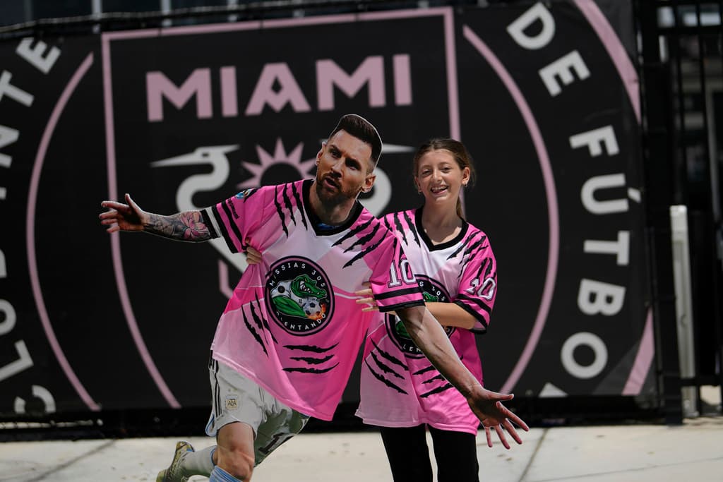 El siete veces ganador del Balón de Oro viene de haber jugado dos años en el Paris Saint-Germain y se espera que debute con el Inter Miami en un encuentro contra el equipo mexicano Cruz Azul el 21 de julio. En la cuenta regresiva a su debut en el Inter de Miami, el astro argentino avisó que no piensa relajarse pese a que la MLS no está entre las ligas de fútbol más competitivas. 
<b>“Mi mentalidad y mi cabeza no van a cambiar”,</b> dijo Messi.