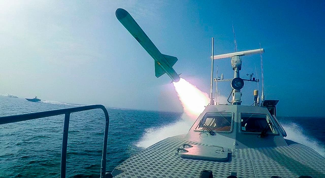 Un barco de la Guardia Revolucionaria Iraní disparando un misil durante las pruebas. Las fuerzas militares de EEUU informaron que los soldados se refugiaron durante el tiempo que duró el lanzamiento de misiles. “El incidente duró unos minutos y se declaró todo despejado después de que la amenaza... había pasado”, dijo la mayor del ejército, Beth Riordan, portavoz del Comando Central.