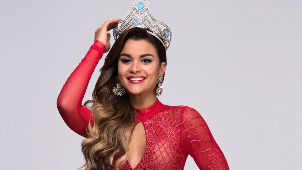 Una de las fotografías que le tomaron con su corona de Nuestra Belleza Latina.