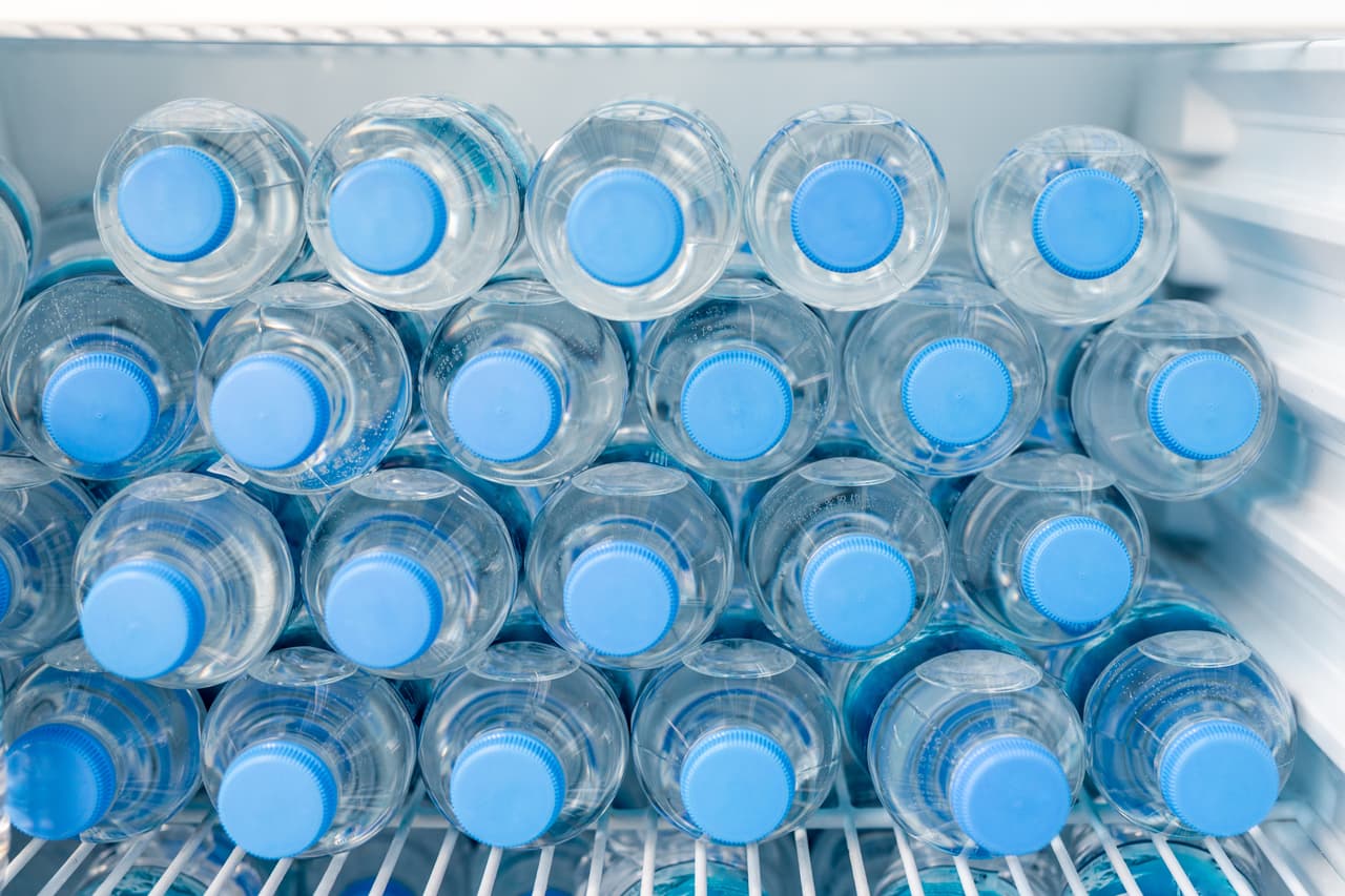 <b>Cuidado</b> 
<b>con el Agua.</b> El Departamento de Seguridad Nacional sugiere almacenar agua suficiente para dos semanas antes de una pandemia, pero los expertos dicen que comprar agua embotellada no es necesario para la mayoría de las personas. No es probable que en EEUU el suministro resulte afectado por el coronavirus.