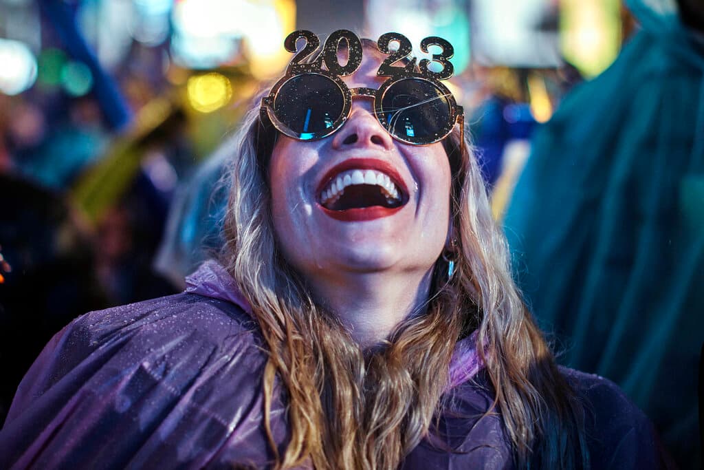Una mujer sigue el conteo regresivo y la caída de la bola en Times Square, que marca el inicio del año nuevo.