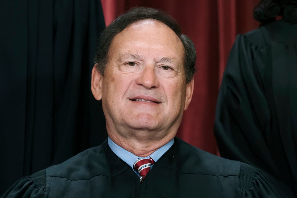 La polémica bandera invertida de la casa del juez Alito, un símbolo de la conspiración de Trump sobre las elecciones de 2020