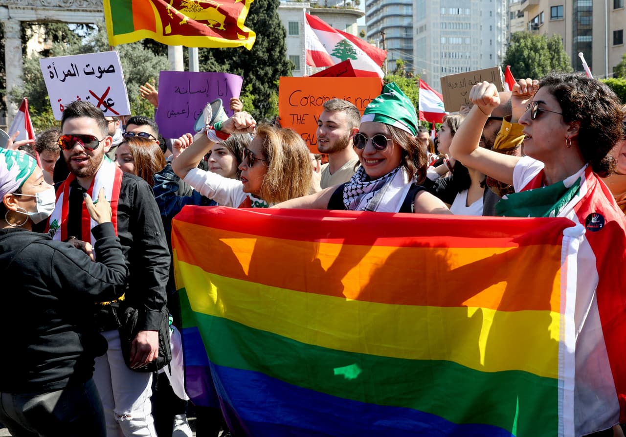 Miembros y seguidores de la comunidad LGBTIQ+ del Líbano también salieron a las calles este domingo.