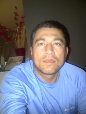José Rodolfo Villarreal Hernández es el miembro más nuevo de la lista es buscado 
<b>por presuntamente ordenarle a personas rastrear y asesinar</b> a un hombre en Southlake, 
<a href="https://www.univision.com/temas/texas">Texas.</a> 
<br>
<br>Mejor conocido como “El Gato”, 
<a href="https://www.fbi.gov/wanted/topten/jose-rodolfo-villarreal-hernandez" target="_blank">habría conspirado para cometer dicho asesinato el pasado 22 de mayo de 2013</a> y cinco años después 
<b>se emitió una orden de arresto contra este mexicano de 43 años. </b>
<br>
<br>De acuerdo con el FBI, Villarreal Hernández ocupa 
<b>una preponderante posición en la organización de <a href="https://www.univision.com/temas/narcotrafico">narcotráfico</a> liderada por los Beltrán Leyva</b>, dentro de la región norteña mexicana de San Pedro Garza García en Nuevo León. 
<br>
<br>La agencia 
<b>ofrece 1 millón de dólares</b> por información que conduzca a su arresto 
<br>
<br>
