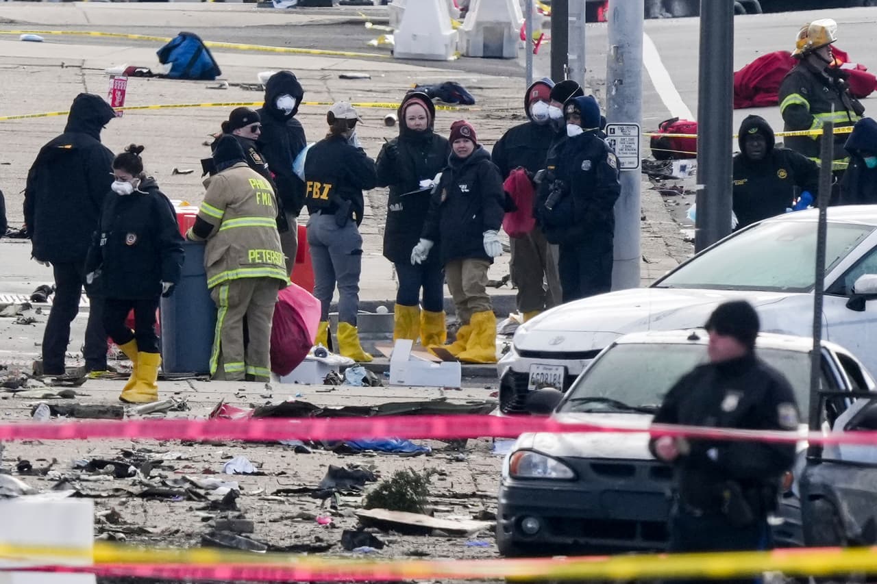 Agentes del 
<b>FBI están en el sitio levantando pruebas </b>y restos de la aeronave. Hasta ahora se desconoce la causa del choque.