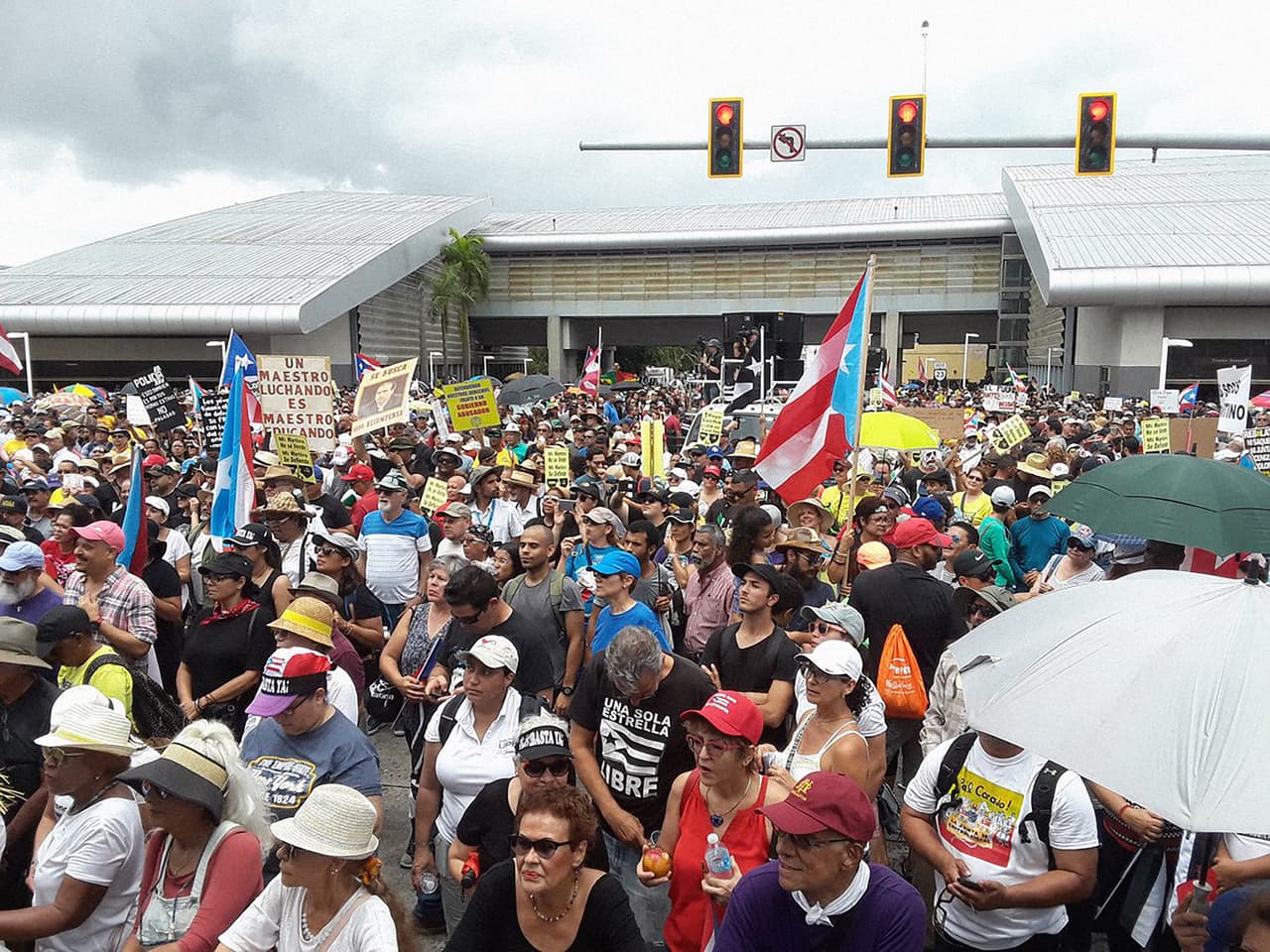 Aunque 
<b>no se conoce una cifra exacta de arrestos,</b> los medios locales señalan que varias personas fueron detenidas. Incluso hay denuncias de que algunos fueron llevados por las autoridades desde sus casas. (Foto tomada de la cuenta de Twitter del periodista Manuel E. Rivera)
