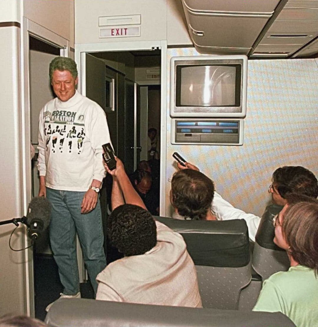 <b>Declaraciones.</b> Aunque el Air Force One tiene dos pisos, al igual que un Boeing 747 regular, su interior está reconfigurado para permitir las tareas presidenciales. Bill Clinton se acerca a los periodistas en el área de prensa del avión en 1996.