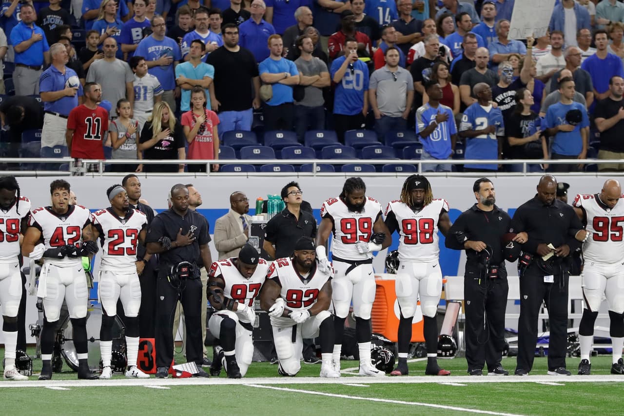 Los jugadores defensivos de los Atlanta Falcons Grady Jarrett (97) y Dontari Poe (92), en Detroit.
<br>