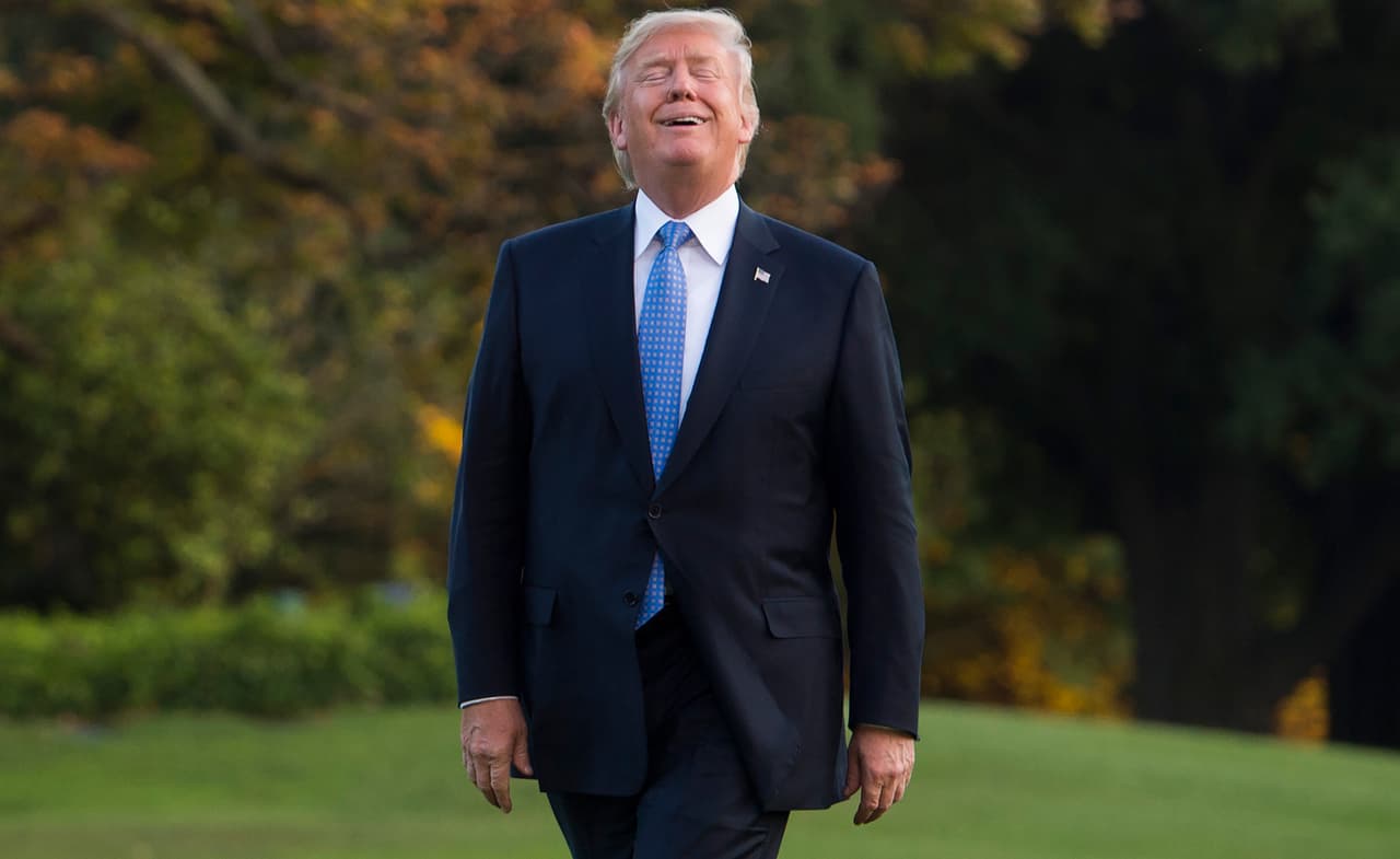 <b>Satisfacción.</b> Al regresar de un viaje a Indiana, donde reveló algunos detalles de la reforma de impuestos que luego sería aprobada por el Senado, Donald Trump hizo un particular gesto durante la caminata al bajar del helicóptero donde siempre es flanqueado por las cámaras de los reporteros que cubren las noticias en la Casa Banca.