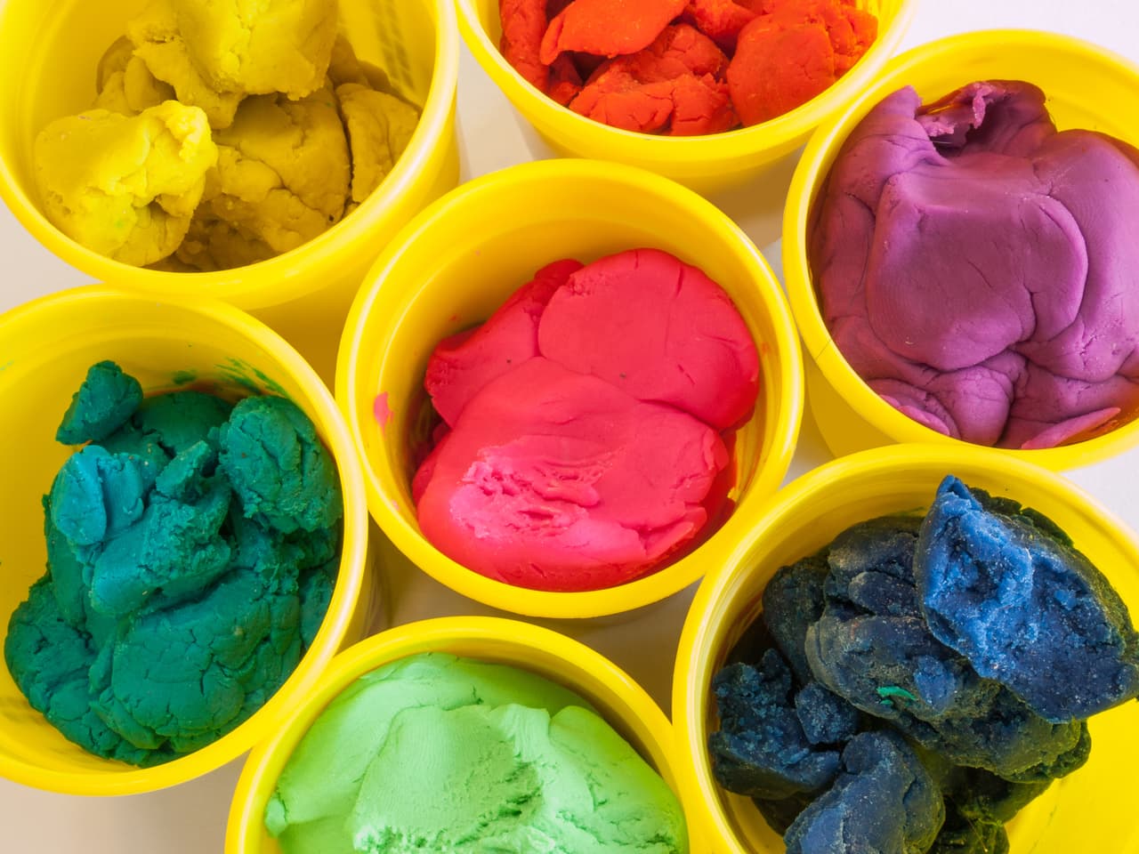 <h3 class="cms-H3-H3">21. Play Doh</h3>
<br>
<br>Mientras trabajaba para una compañía de jabón llamada Kutol Products, Noah McVicker inventó una masilla que podía eliminar los residuos de carbón del papel tapiz.
<br>
<br>Desafortunadamente, a medida que disminuyó la quema de carbón en el hogar y se inventaron los papeles pintados de vinilo lavables, su producto se volvió obsoleto. Después de un consejo de la cuñada de su sobrino, quien era maestra de jardín de infancia, McVicker y su sobrino Joe comenzaron a comercializar la masilla como plastilina para niños. Los dos establecieron Rainbow Crafts Company en 1956 para vender Play-Doh.
<br>