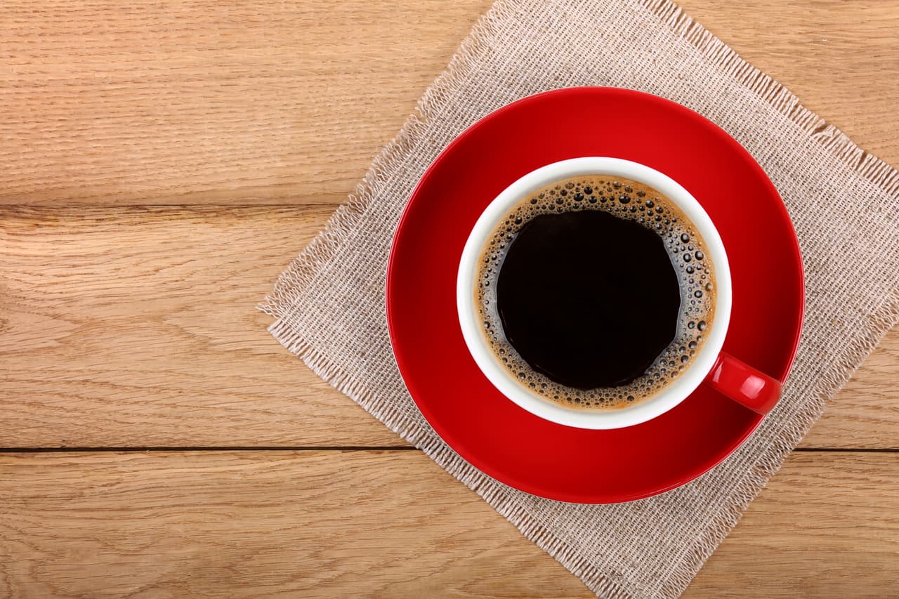 Una de las ventajas del café es que acelera el metabolismo (pero solo en el corto plazo). Además, 
<b>la cafeína puede ayudarte a que te sientas menos cansado</b> e incrementar tu resistencia mientras haces ejercicio.