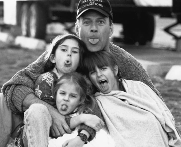 “Saben que no estará aquí para siempre, así que están apreciando cada momento. […] Las chicas no pueden imaginar la Navidad sin su papá”, declaró. 
<br>