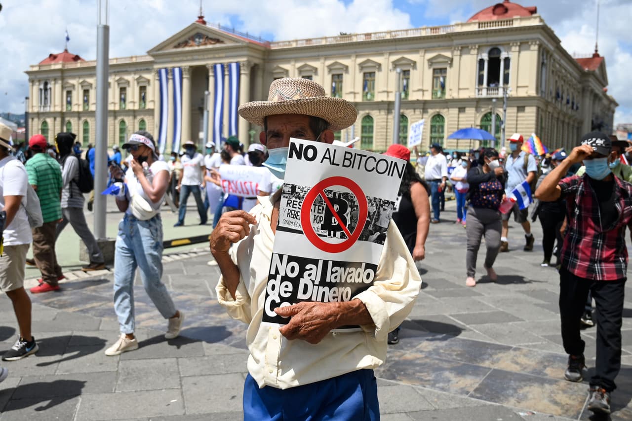 "Marchamos porque no queremos esa ley bitcoin, porque no nos favorece (...) a veces sube o a veces baja, es bien volátil", comentó a la AFP Natalia Belloso, de 41 años, quien llevaba una camiseta blanca con el emblema "No al bitcoin", como muchos otros manifestantes. El 
<a href="https://www.univision.com/noticias/dinero/como-funcionara-pago-bitcoins-el-salvador-explicamos">gobierno instauró esta criptomoneda</a> como de curso legal en el país desde el 7 de septiembre, a la par del dólar.