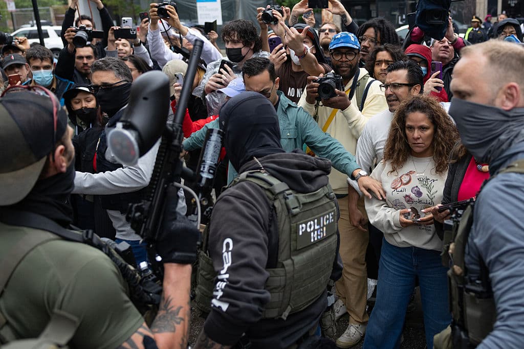 La tensión por las detenciones aumentó alrededor de las 10:30 de la mañana. Familiares, amigos y activistas se encontraban en el lugar, como es habitual, acompañando a quienes tenían cita con ICE. Entre ellos estaba Yolanda Pineda, activista de Comunidades Organizadas Contra las Deportaciones (OCA), quien también fue detenida."Se nos pidió que los abogados salieran del edificio. Luego nos informaron que iba a ser detenida", explicó Antonio Gutiérrez, vocero de OCA.