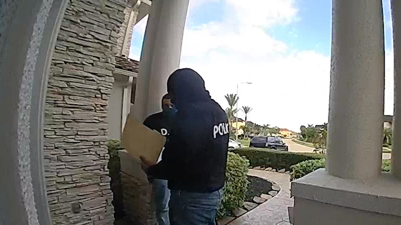 Y un letrero de policía en la parte de atrás.