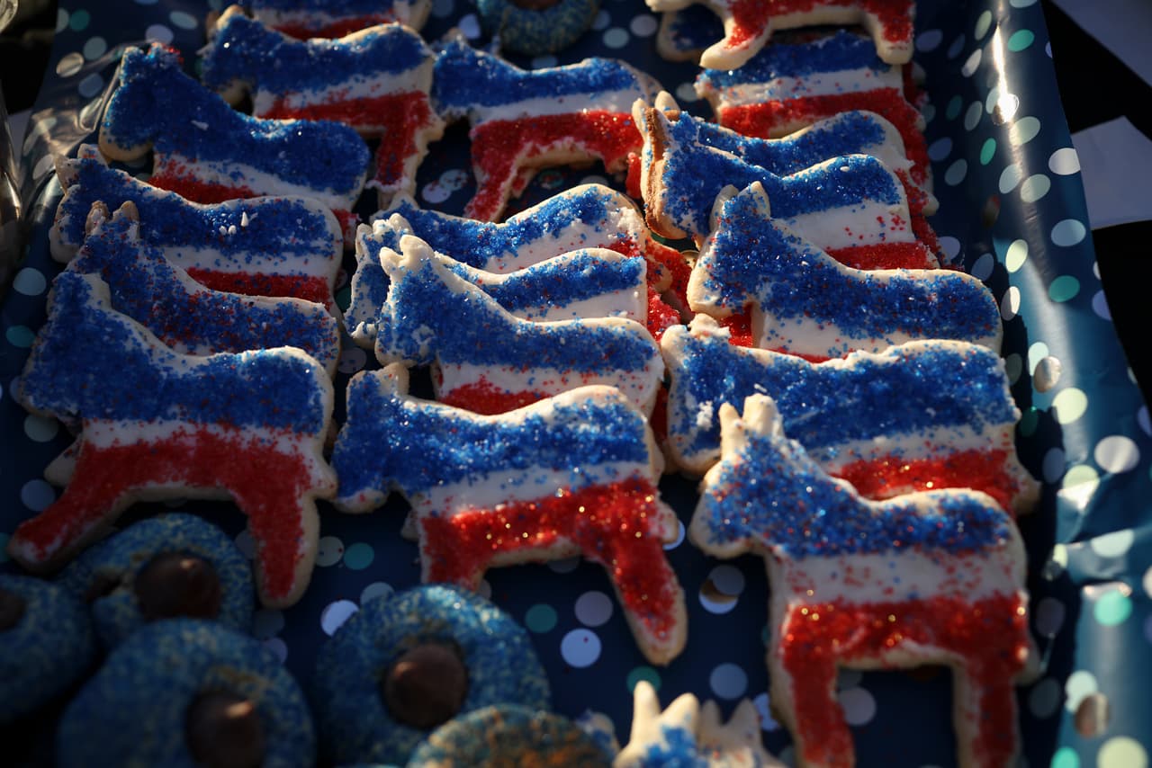 Los miembros del Partido Demócrata de Pensilvania presentan galletas rojas, blancas y azules en forma de burro para los votantes en el centro de votación de Bryn Athyn Borough Hall el 08 de noviembre de 2022 en Huntingdon Valley.