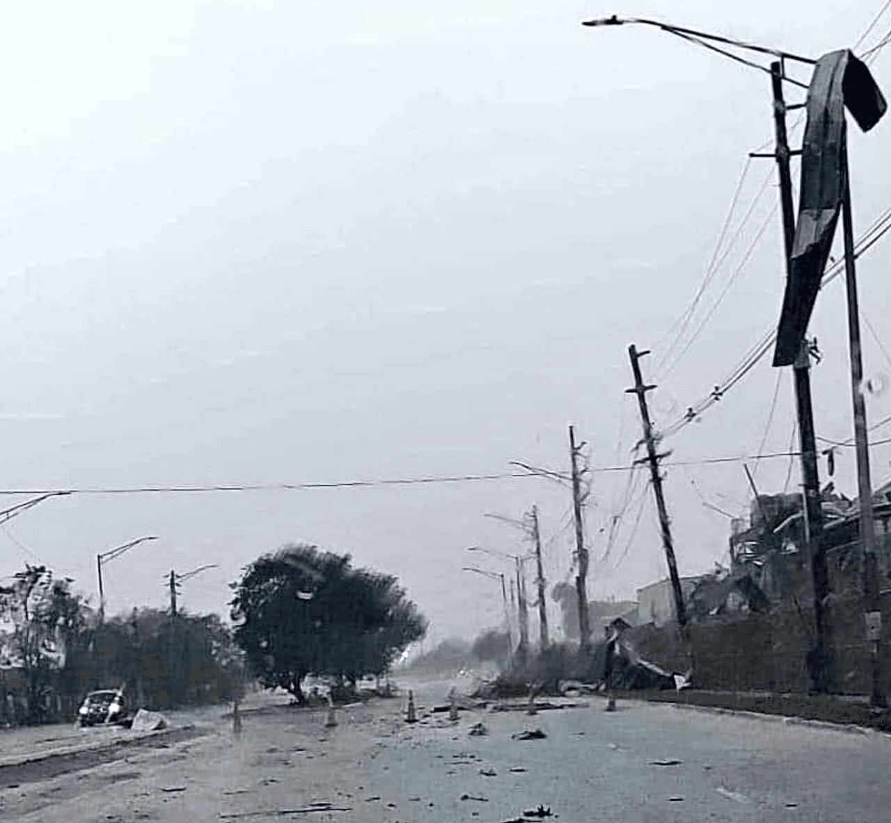 Los arecibeños, al igual que el resto de Puerto Rico, esperaban lluvias fuertes este fin de semana. También se había advertido que las condiciones en el mar estaban peligrosas para bañistas y pescadores. Lo que nadie anticipaba 
<b><a href="https://www.univision.com/local/puerto-rico-wlii/arecibo-siente-el-azote-de-un-debil-tornado-que-tumbo-techos-postes-y-causo-multiples-danos-video" target="_blank">en 'La Villa del Capitán Correa' era un tornado</a></b>, cerca de las 3:00 de la tarde.