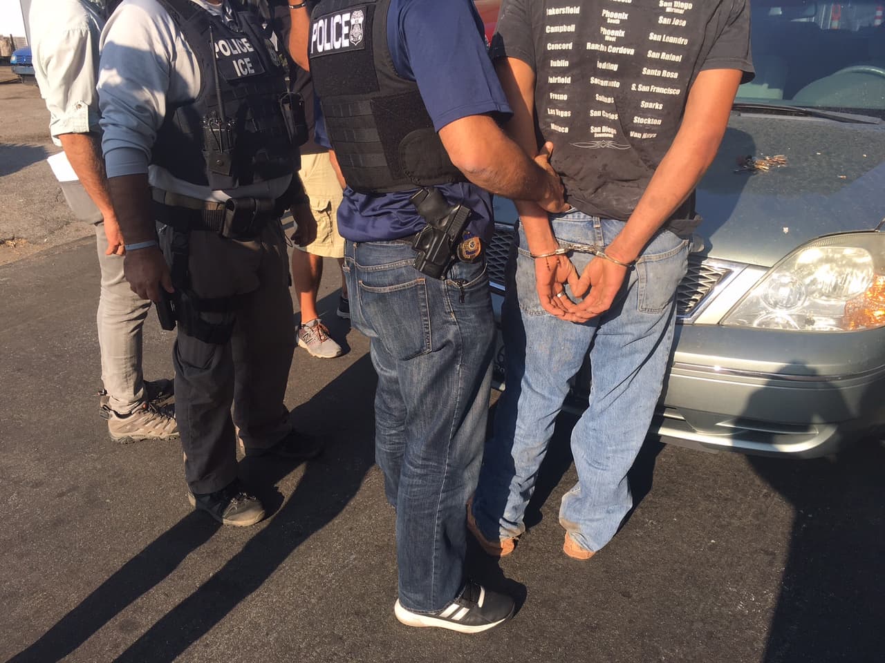 A unas cuadras de su casa, los agentes de ICE detuvieron al inmigrante.