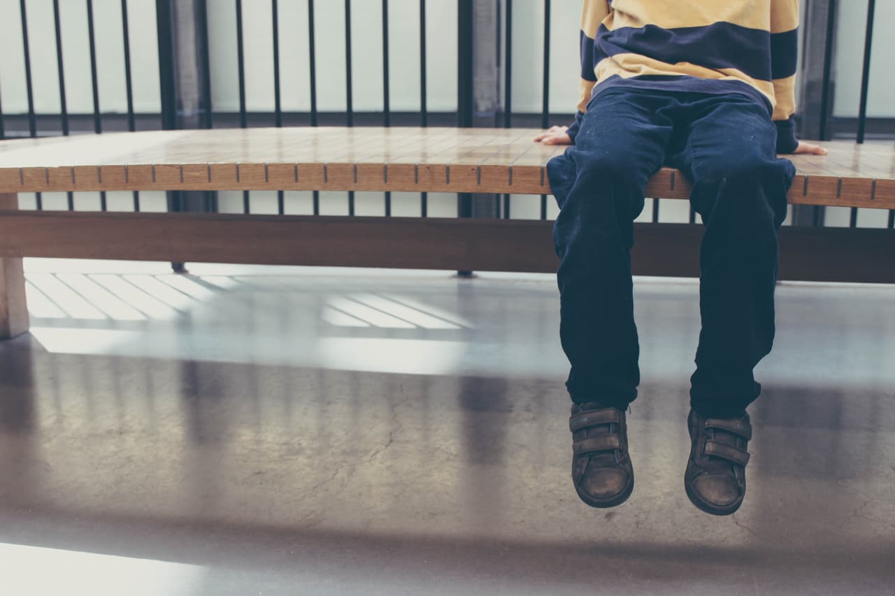 A cualquier edad: pérdida de capacidades de habla o sociales, evita el contacto visual, prefiere estar solo, 
<b>le cuesta entender los sentimientos de los demás,</b> retrasos del lenguaje, repetición constante de palabras, resistencia a pequeños cambios en la rutina, comportamiento repetitivo, reacciones inusuales ante determinados sonidos, sabores, texturas o colores.