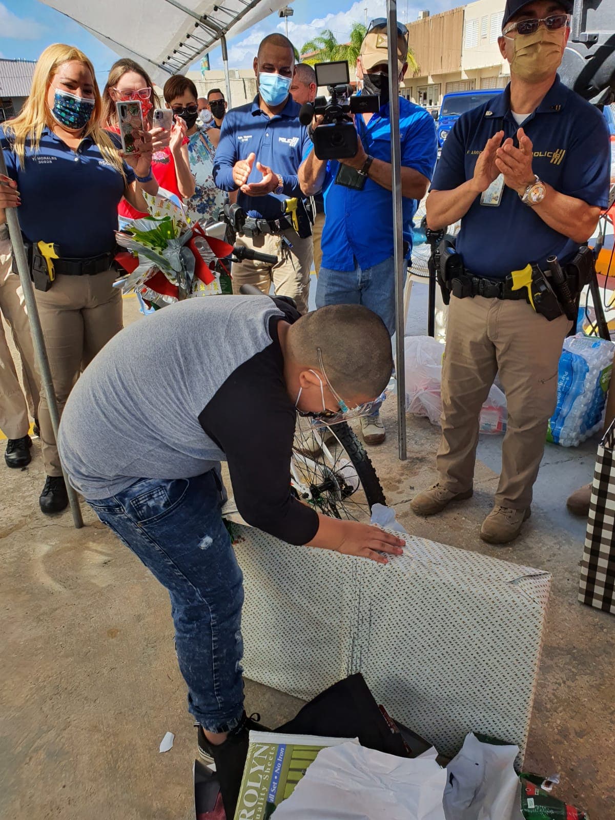 Los agentes obsequiaron con artículos de primera necesidad, equipo electrónico, muebles, comestibles y juguetes los cuales hicieron felices a los niños.