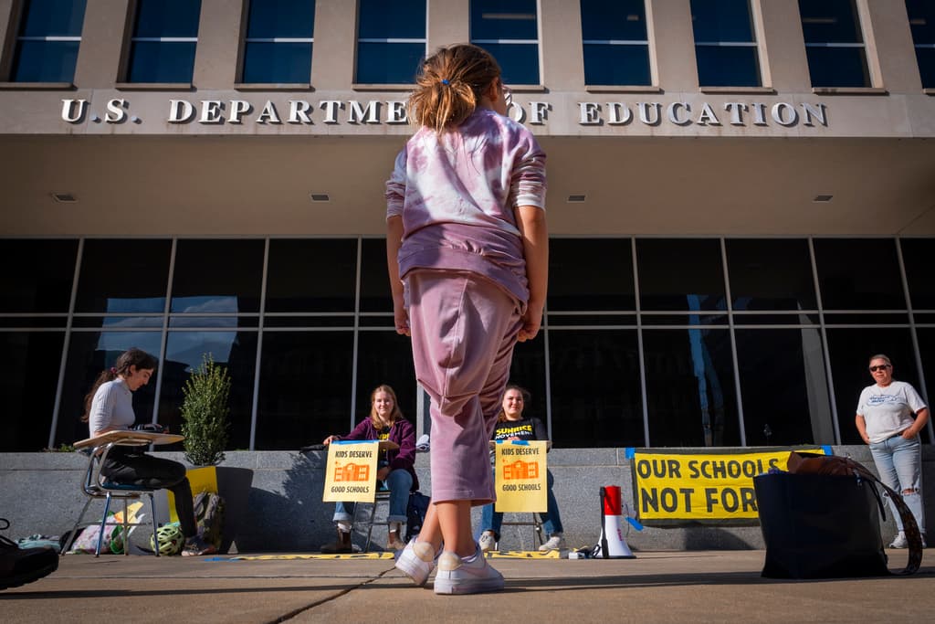 <h3 class="cms-H3-H3">En guerra contra el gobierno federal</h3>
<br>
<br>El Departamento de Educación ha reducido su personal a la mitad, con el despido o retiro voluntario de unos 2,000 funcionarios. El presidente Trump espera que otros departamentos, como el de Estado, sigan el ejemplo y reduzcan su plantilla de empleados, al tiempo que busca cómo hacer que esos puestos sean de más fácil remoción.
