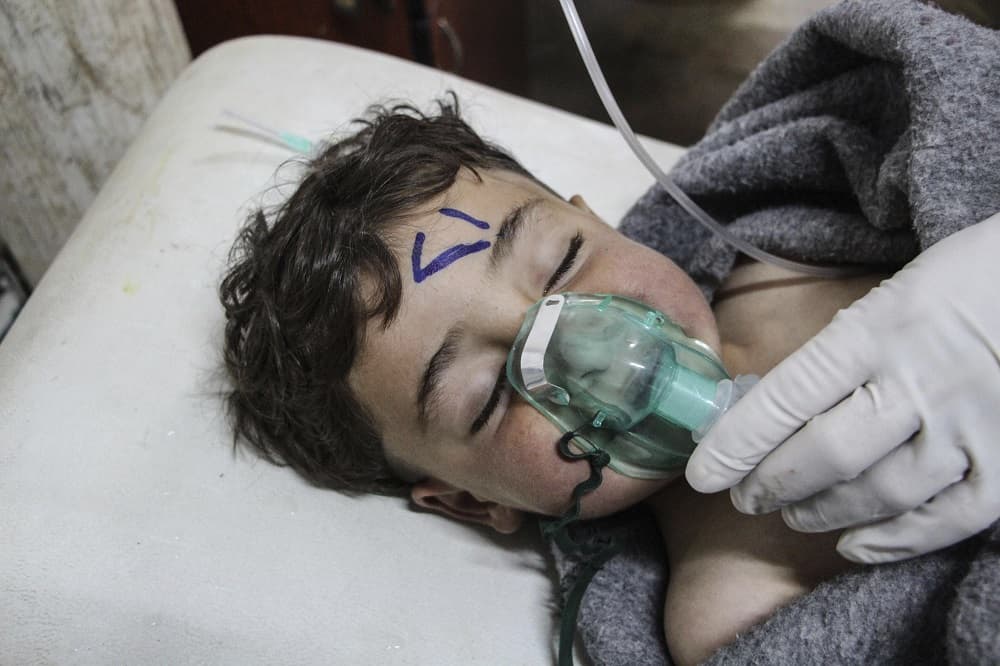 <b>Día 75/Abril 4:</b> 
<b><a href="http://www.univision.com/noticias/ataques/mas-de-50-civiles-muertos-incluidos-una-decena-de-ninos-en-un-supuesto-ataque-quimico-en-el-norte-de-siria">La Casa Blanca acusó al gobierno sirio de</a></b> 
<b><a href="http://www.univision.com/temas/bashar-al-asad">Bashar al Asad</a></b> del que tiene todas las características de haber sido un ataque con armas químicas que causó más de 70 muertos y decenas de heridos en una localidad afín a los rebeldes, en el norte de Siria. 
<b><a href="http://www.univision.com/noticias/guerra-en-siria/ong-acusa-a-la-coalicion-internacional-de-matar-a-33-civiles-en-un-bombardeo-contra-un-centro-de-desplazados-en-siria" target="_blank">El Observatorio Sirio de Derechos Humanos (OSDH)</a></b>, que denunció el ataque, actualizó este miércoles la cifra de víctimas mortales, que aumentaron a 72, incluidos 20 niños. El portavoz de la presidencia estadounidense, Sean Spicer, calificó el ataque este marets de un acto "reprensible" que "no puede ser ignorado por el mundo civilizado".
<br>