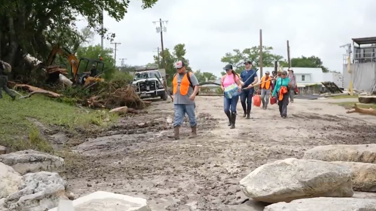 Sobrevivientes y rescatistas voluntarios narran el terror que vivieron durante inundaciones en Texas