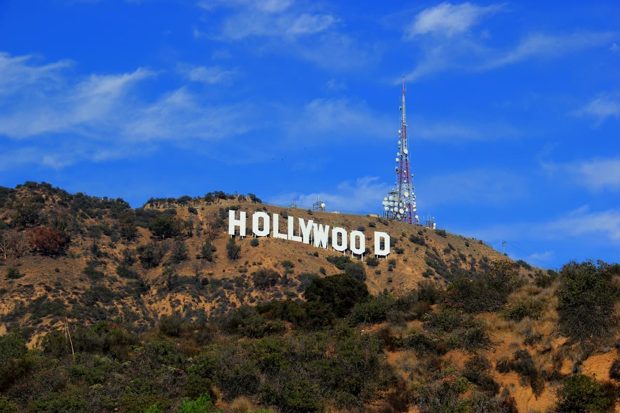 Otro de los fantasmas que supuestamente reside dentro de 
<b>Griffith</b> Park es el de 
<a href="https://hollywoodsign.org/announcement/a-sign-of-the-times-tragic-suicide-off-the-h/" target="_blank">Peg Entwistle</a>, una joven que se suicidó al lanzarse del rótulo de Hollywood. La mujer de 24 años de edad murió en 1932, pero reportes de su aparición continúan circulando.