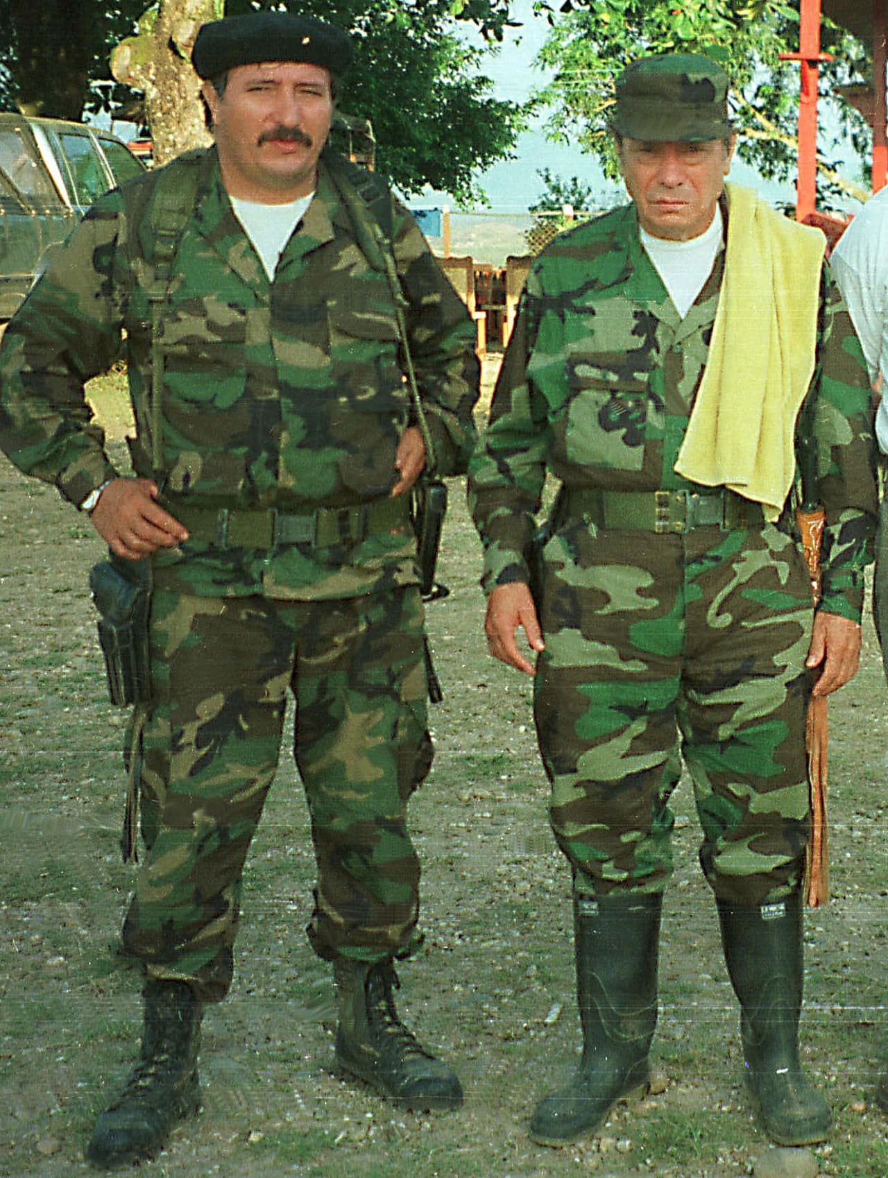 <b>La caída de El Mono Jojoy. </b>En 2010 murió en un operativo Jorge Briceño, alias el Mono Jojoy, uno de los símbolos del terror de las Farc. Se le atribuyen secuestros, asignación de lugares y formas de cautiverio y crímenes en la selva. En la fotografía eJojoy, junto a Manuel Marulanda, fundador y comandante Superior de las Farc hasta su muerte en 2008. Fue tomada diez años antes, en la entonces zona de distención de San Vicente del Caguán.