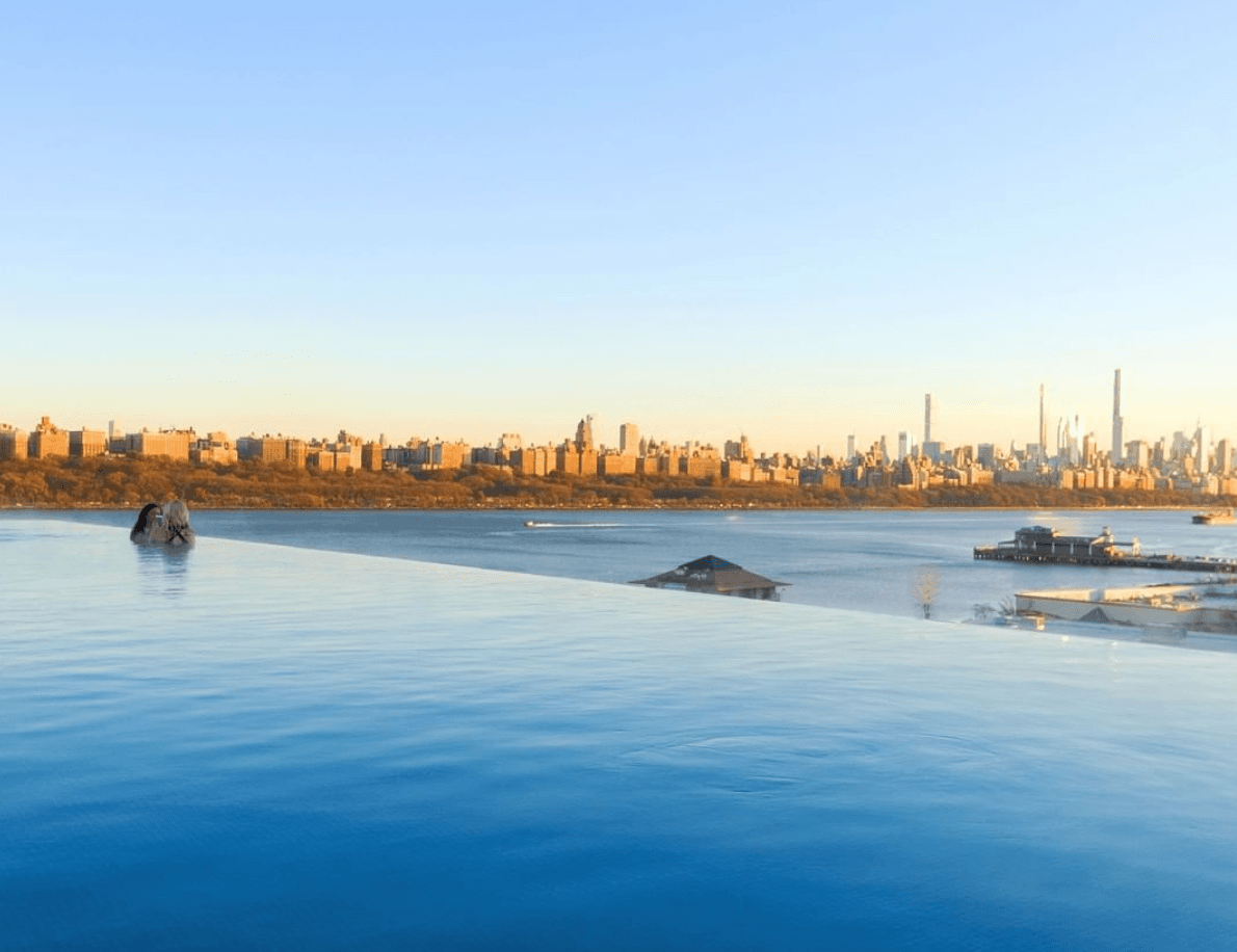 <b>Sojo Spa Club</b>
<br>660 River Rd.,
<br>Edgewater, Nueva Jersey
<br>Tel. 201 313 7200
<br>
<br>¿Hay algo mejor que una piscina al aire libre durante el verano? Si, 
<b>¡nueve piscinas al aire libre! </b>Y eso es lo que ofrece este spa. Es cierto, realmente está a 15 minutos de terreno neoyorquino, pero tomando en cuenta su oferta de piscinas y todo lo que se ofrece en los ocho pisos de sus instalaciones, vale la pena ignorar ese tecnicismo.
<br>
<br>Como es el spa coreano más grande del país, podrías probar alguno de sus relajantes masajes, tratamientos de belleza o tratamientos de bienestar físico, cada uno a diferentes tarifas. Pero si lo tuyo es quedarte en la piscina, un pase diario, comienza en $75, e incluye el uso también de los saunas.
<br>
