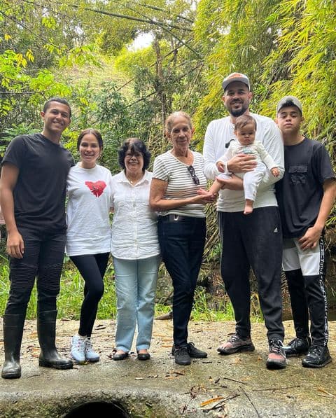 De acuerdo a las mociones y contestaciones sometidas al Tribunal Federal, salió a relucir que Natti Natasha recibirá a 50 invitados que viajarán de su natal República Dominicana a Puerto Rico. Además, se dijo que asistirán otros amigos y familia de Raphy Pina.