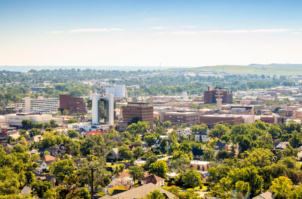 <b>Rapid City, Dakota del Sur</b>
<br>
<br>Días promedio de las viviendas en el mercado: 16.
<br>
<br>Precio promedio de cotización: 84,900 dólares.
<br>
<br>Ofertas activas en julio de 2021: 197.
<br>
<br>Tamaño promedio de las viviendas en venta: 1,983 pies cuadrados.
<br>