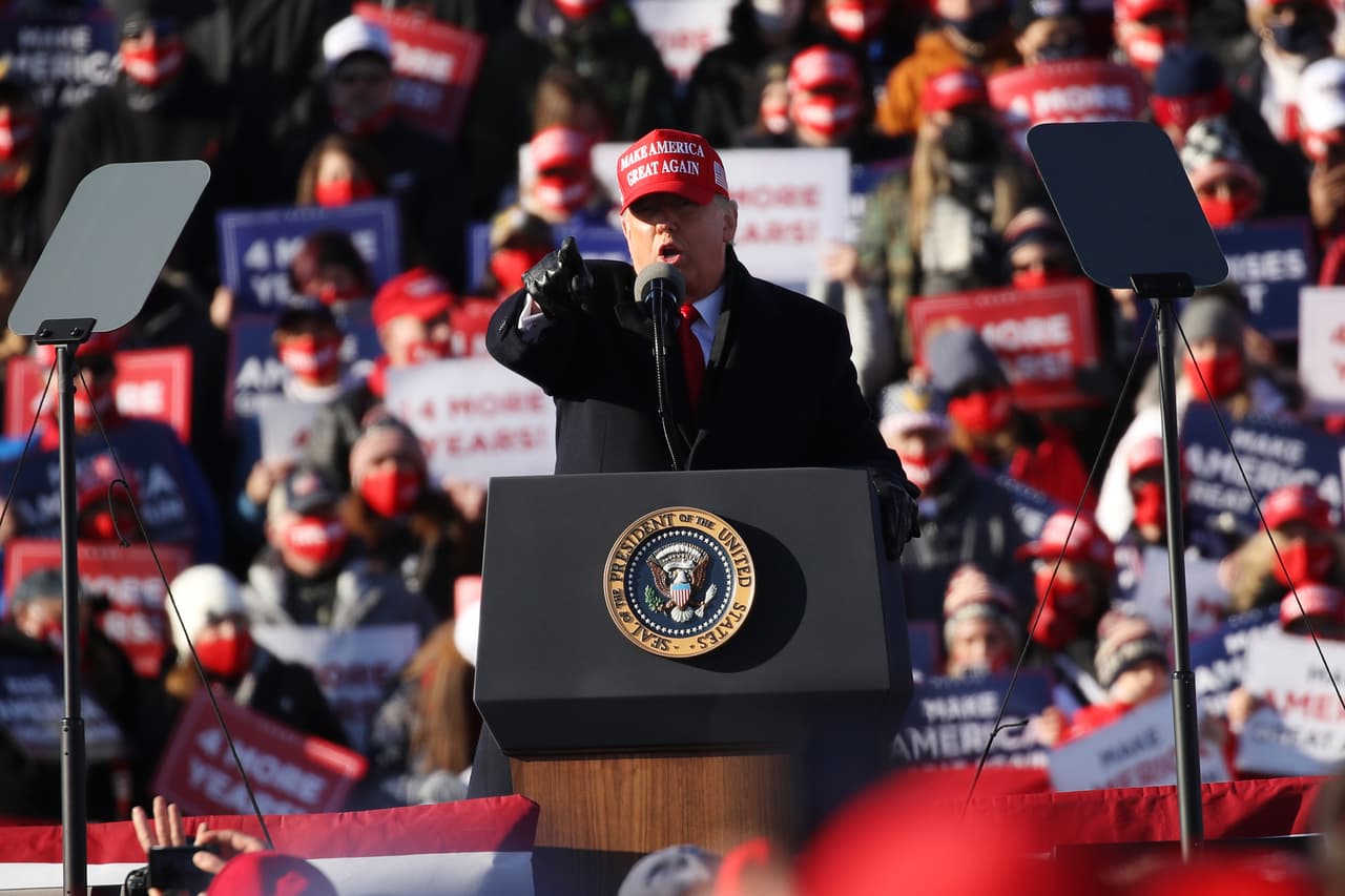 El presidente Donald Trump habla durante un mitin en Pennsylvania, 
<b>un crucial estado durante esta campaña histórica.</b>
<br>
<br>
<b>Casi 98 millones de personas han ejercido su derecho a votar de forma anticipada en Estados Unidos</b>, de acuerdo con 
<a href="https://electproject.github.io/Early-Vote-2020G/index.html?dljhdddffjfjflllooogghghggreerjrrrrrrrrr" target="_blank">datos del Proyecto Electoral de la Universidad de Florida</a> hasta la noche de este lunes, una cifra que equivale al 71% de la participación total del 2016 y que presagia según expertos una participación récord.