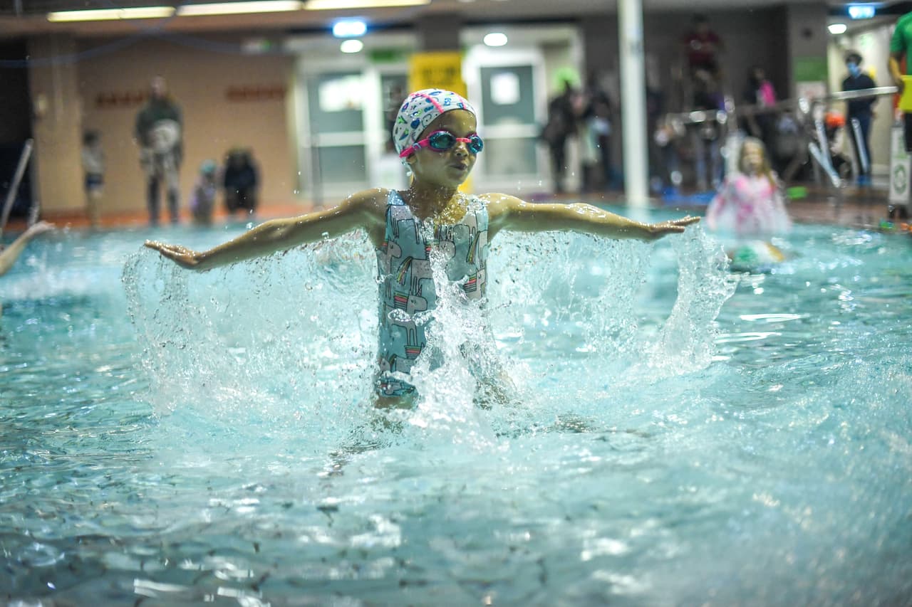 Instale vallas alrededor de las piscinas domésticas. 
<b>La valla debe rodear todos los lados de la piscina y tener una altura mínima de metro y medio</b>, con puertas de cierre y bloqueo automáticos.