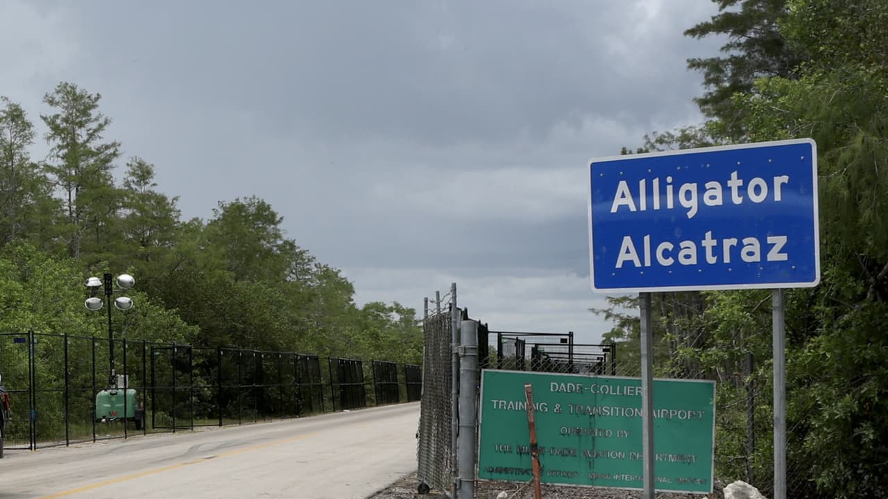Comida con gusanos y cucarachas: las denuncias de un inmigrante detenido en 'Alligator Alcatraz'